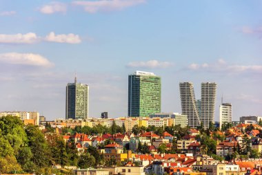 Prag manzarası oild binalarının ve gökdelenlerin ile