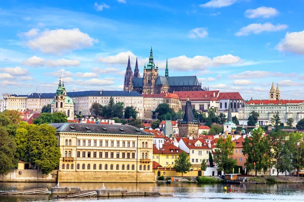Piccola città di Praga con il castello di Praga e altre attrazioni, vista — Foto Stock