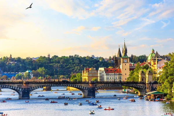 El río Moldava en Praga con gente flotando en botes de remos — Foto de Stock