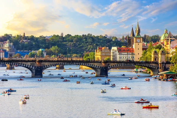 Paseos en barco por el centro de Praga cerca de la Ciudad Vieja y el puente de Manes — Foto de Stock