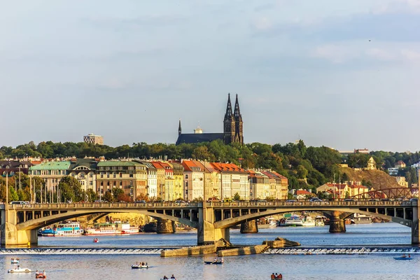 Ponte Jiraskuv e vista sobre Vysehrad fort, Praga — Fotografia de Stock