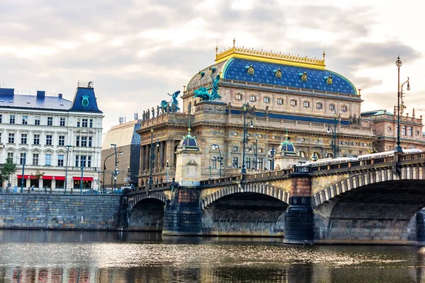 Pražské Národní divadlo a legie most, Česká republika — Stock fotografie
