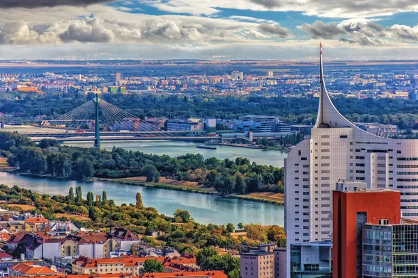 Mrakodrapy na řece Dunaj, Vídeň, Rakousko — Stock fotografie