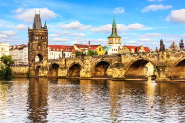 Prag Charles Köprüsü ve eski şehir Kulesi