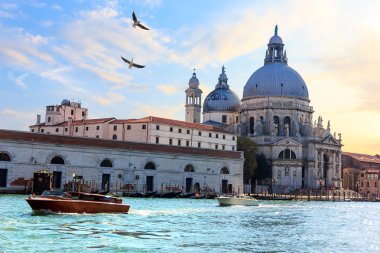 Venedik lagoon view ve Santa Maria della Salute, İtalya Basilica.