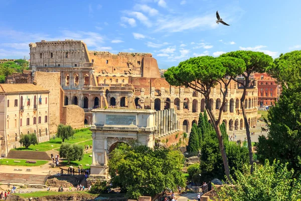 Coliseo Romano Arco Tito Vista Verano Sin Gente — Foto de Stock