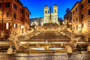 İspanyol Merdivenleri ve Fontana della Barcaccia gece görüşü, insan yok, Roma, İtalya.