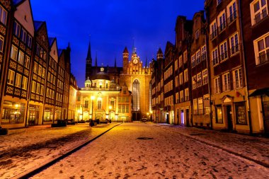 St Mary Kilisesi ve Kraliyet Şapel Gdansk, gece kış, Noel zamanı, Polonya görüntülemek.
