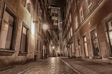 Kaletnicza sokak Gdansk, gizemli eski Avrupa sokak eski şehir, Polonya, gece görünümü