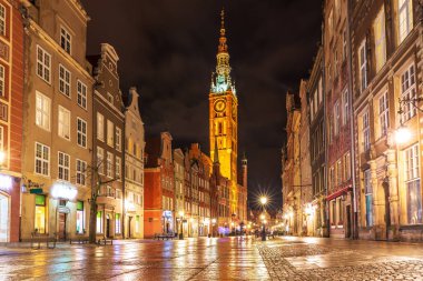 Uzun çarşı, Gdansk, ana cadde aydınlatılmış görünümü, hiçbir insan akşam