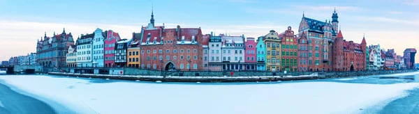 Gdańska zimowa panorama z kolorowymi fasadami na brzegu Motławy, Polska — Zdjęcie stockowe