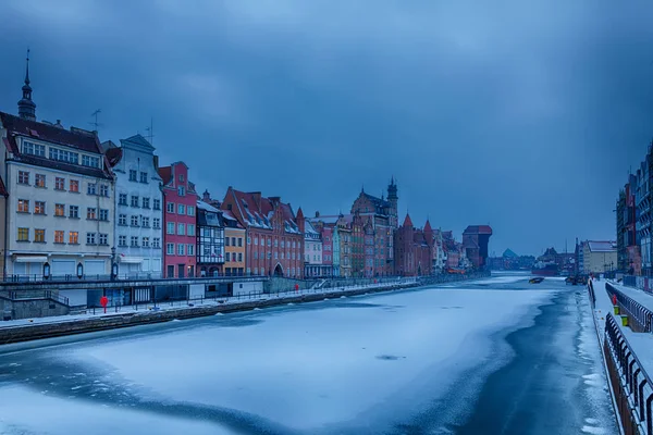 Widok zima Gdańsk, mglisty poranek, nabrzeże rzeki Motława — Zdjęcie stockowe