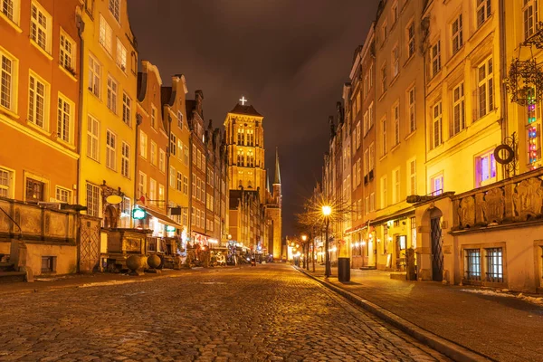 Piwna calle y vista de la Torre de la Basílica de Santa María en Gdansk, Polonia, noche, sin personas —  Fotos de Stock