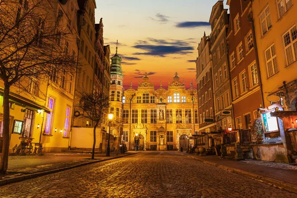 Piwna calle, una tranquila calle europea en el casco antiguo de Gdansk, Academia de Bellas Artes vista —  Fotos de Stock