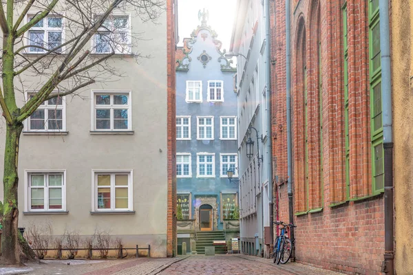 Leere Europäische Straße Mit Bunten Fassaden Und Einem Fahrrad Auf — Stockfoto