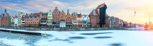 Gdańska Zimowa Panorama Nabrzeża Motławy Żurawiem Portowym Innymi Starymi Budynkami — Zdjęcie stockowe