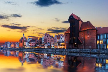 Yukarıda Motlawa ve Zuraw bağlantı noktası vinç, Polonya Gdansk günbatımı