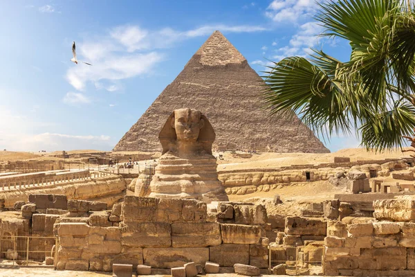 Egyptiska pyramider: den stora sfinxen och Khafres pyramid — Stockfoto