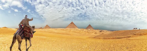 Panorama das Pirâmides de Gizé e um beduíno no camelo, Egito — Fotografia de Stock