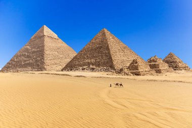 Mısır çölündeki Giza Piramitleri