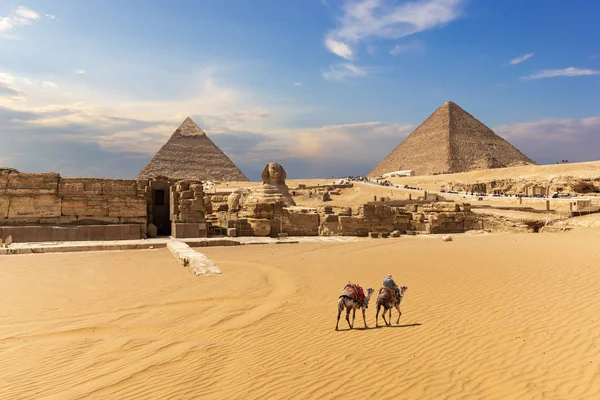 As Grandes Pirâmides, a Esfinge e a entrada do templo em Gizé, Egito — Fotografia de Stock