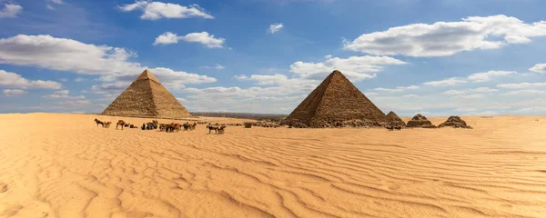 Panorama do Egito, vista sobre as Pirâmides de Gizé no deserto — Fotografia de Stock