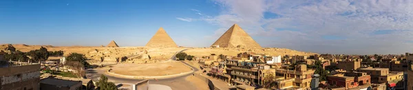 Parorama di Giza con le grandi piramidi e una tipica città egiziana che vive — Foto Stock