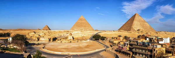 Piramides van Gizeh en levende gebouwen tegenover hen, Egypte — Stockfoto