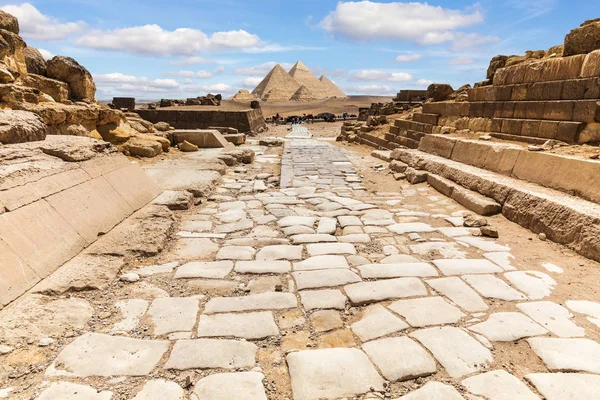 Ruinas del Templo de Giza y el camino a las Grandes Pirámides, Egipto —  Fotos de Stock