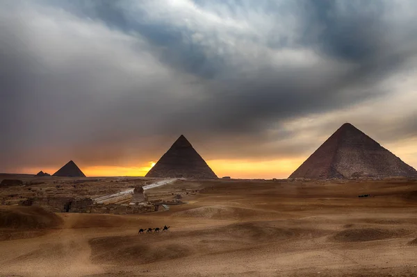 As Grandes Pirâmides ao pôr-do-sol, Gizé, Egito — Fotografia de Stock