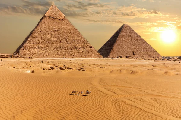 De Piramide van Chefren en de Piramide van Cheops, Gizeh, Egypte — Stockfoto