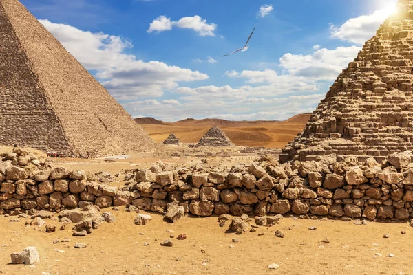 Великі піраміди в пустелі Гізі, Єгипет — стокове фото