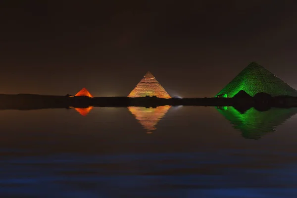 Velké pyramidy v Gíze v noci, odraz vody — Stock fotografie