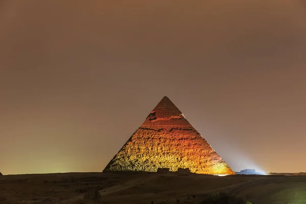 La Piramide di Chefren vista notturna nelle luci, Giza — Foto Stock