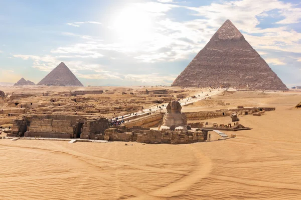 A Grande Esfinge em frente às Pirâmides, Gizé, Egito — Fotografia de Stock