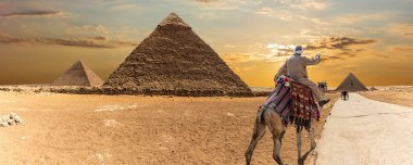 Büyük Giza piramitleri ve Bedevi, çöl Panoraması