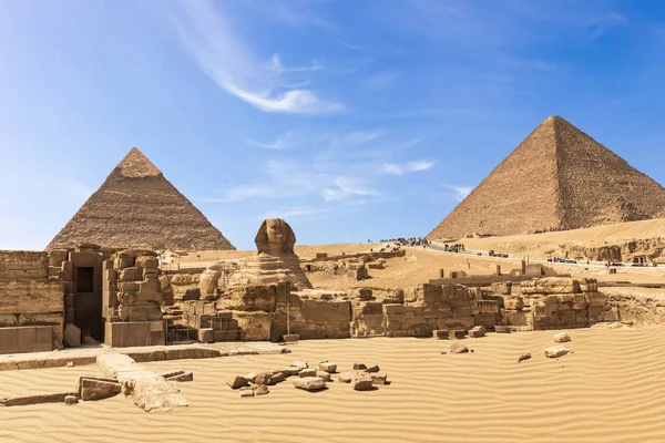 Les grandes pyramides du complexe de Gizeh : le Sphinx, la pyramide de Chephren, le temple et la pyramide de Khéops, Egypte — Photo