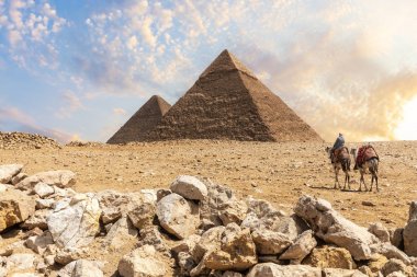 Yakındaki bedevilerle Giza çölünde Büyük Piramitler, Kahire, Mısır