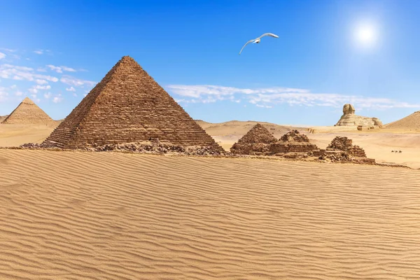 Die Pyramide von Menkaure und die drei Pyramidengefährten in der Wüste von Giza — Stockfoto