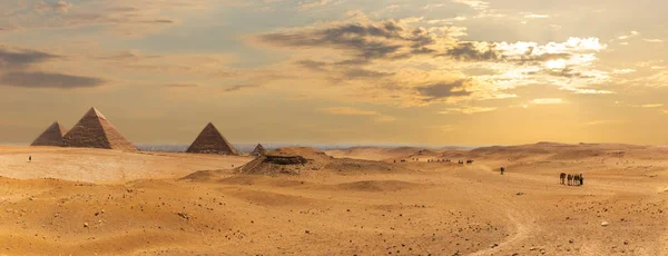 As pirâmides de Gizé, panorama do deserto com os beduínos, Egito — Fotografia de Stock