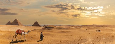 Giza Piramitleri, Bedevilerle çöl panoraması, Mısır