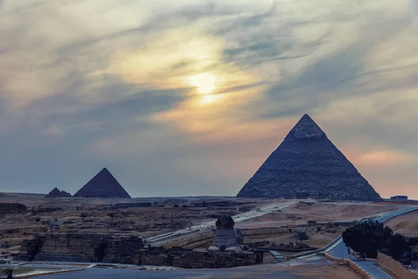 Pyramides和狮身人面像，暮色的景象 — 图库照片