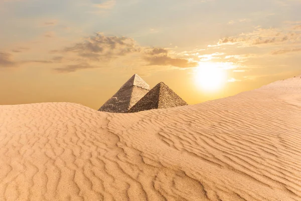 Pyramiden av Khafre och pyramiden av Menkaure, utsikt från sand-sanddyner, Egypten — Stockfoto