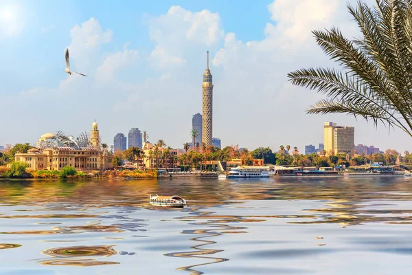 Widok na Wieżę Kairską na wyspie Gezira w Nilu, Egipt — Zdjęcie stockowe