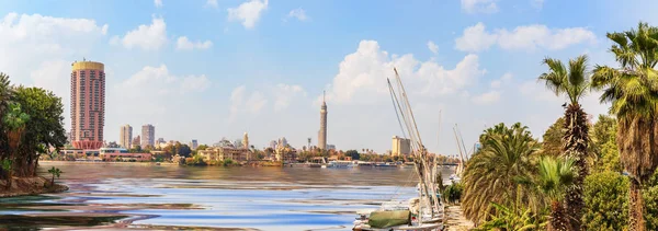 Udsigt til Cairo centrum med tårnet og fashionable hoteller i - Stock-foto