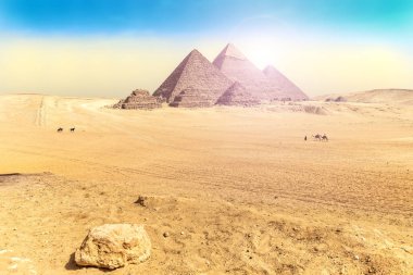 Büyük Giza Piramitleri ile Mısır çöl manzarası