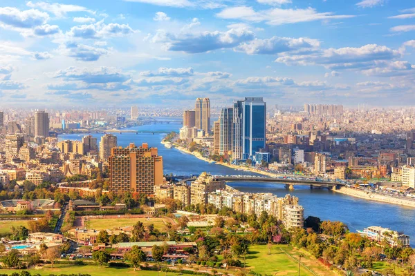 Prachtig uitzicht op Caïro en de Nijl van bovenaf, Egypte — Stockfoto