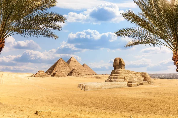 Pyramiderna och Sfinxen i den vackra öknen i Giza, Egypten — Stockfoto