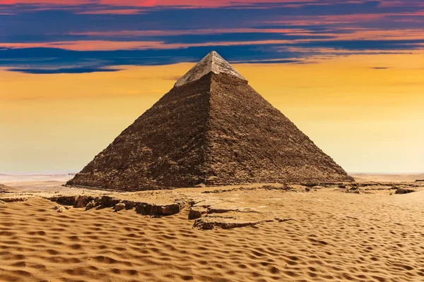 A pirâmide de Khafre, vista bonita do por do sol — Fotografia de Stock