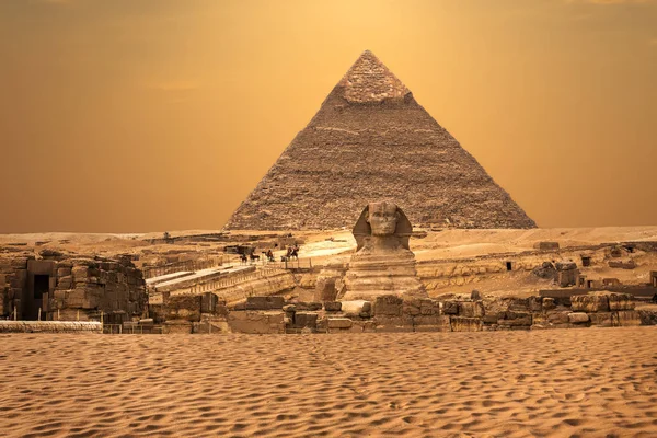在埃及吉萨沙漠的狮身人面像和金字塔景观 — 图库照片